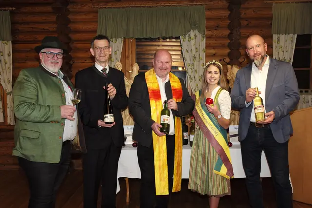Hausherr Karl Posch, Pate Peter Teix (Speckbirne), Pfarrer Wolfgang Berger, Mostprinzessin Miriam Simon, Pate Marcus Berlosnig (Apfel, Idared) | Foto: Santrucek
