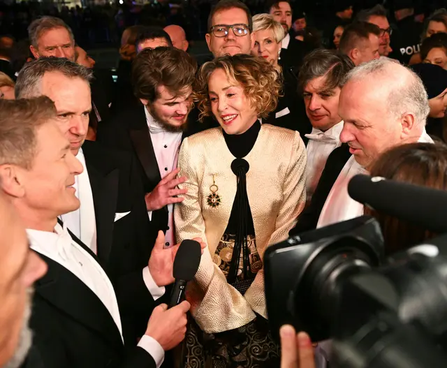 Sharon Stone freut sich sichtlich über ihren Opernballbesuch. | Foto: APA-Images / APA / HELMUT FOHRINGER