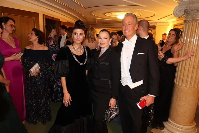 Die Nanny-Darstellerin Fran Drescher ist der Publikumsliebling am Opernball. | Foto: Patricia Hillinger/MeinBezirk