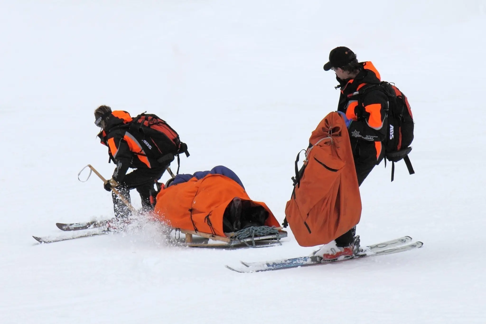 Schwerer Ski-Crash: Skifahrer rast Piste hinaus, schwer verletzt mit ...