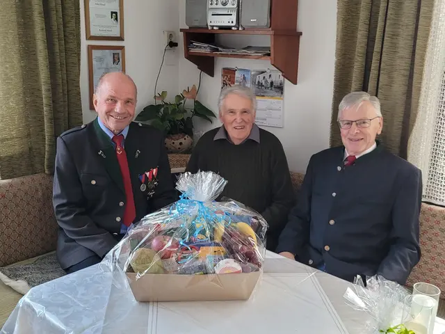 Obmann-Stv. Franz Feiel, Jubilar Reinhard Mandl, Subkassier Franz Ferner (von links) | Foto: Kameradschaft Ramingstein