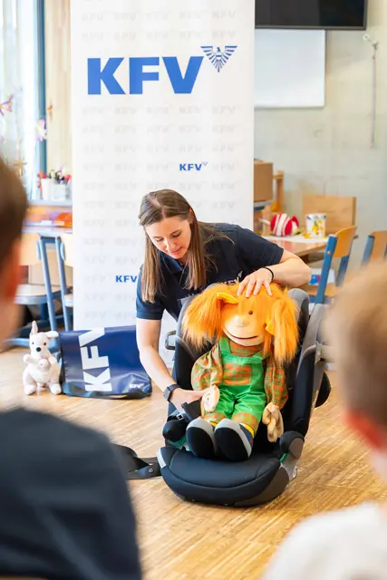 Anhand der Puppe zeigt die Vortragende Funktionen des Kindersitzes. | Foto: KFV/Michael Sabotha