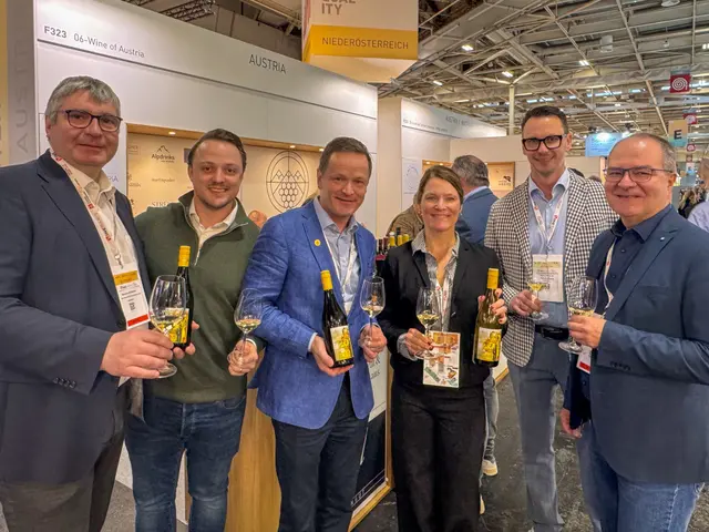 Reinhard Zöchmann (NÖ Weinbaupräsident), Gregor Schup, 2 FachbesucherInnen, Markus Stieger, Klaus Goldmann (GF Wein Niederösterreich) | Foto: Wein Niederösterreich