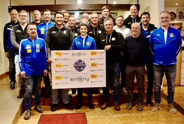 Glückliche Gesichter: Fünf Vereine schließen sich für den Nachwuchsfußball zusammen. | Foto: Dietmar Wieland
