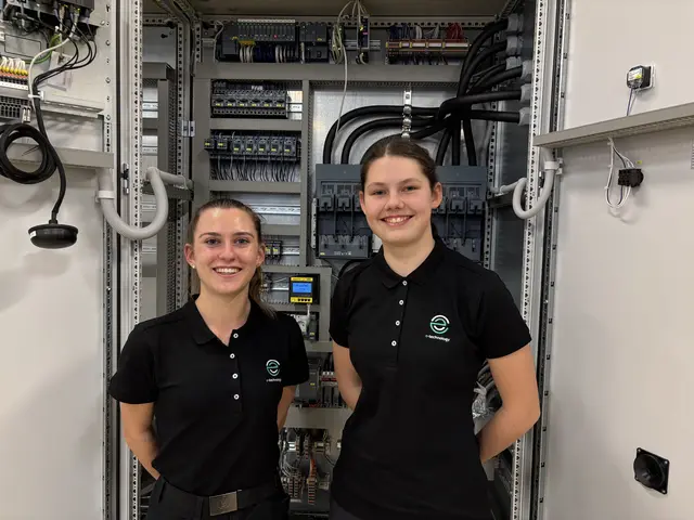 Jessica Maurer und Tiffany Bucher bereichern das Lehrlingsteam der EAX e-technology GmbH – ein starkes Zeichen für Frauenpower in einer traditionell männerdominierten Branche. | Foto: Theresa Vogl