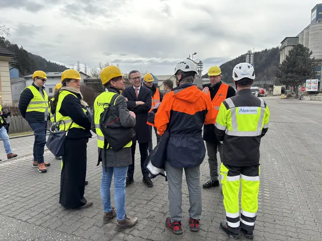 Am Werksgelände in Wietersdorf wurde die Nachhaltigkeit im Gütertransport anschaulich präsentiert. | Foto: MeinBezirk.at/Astrid Siebert