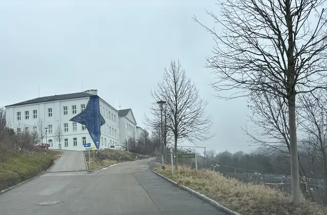 Diese Straße führt zum Museum. Rechts davon beginnt die Baustelle. | Foto: MeinBezirk/Seebacher