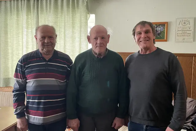 Alois Schrattenecker (links) und Herbert Stempfer (rechts) gratulierten Josef Frauenhuber zu seinem 95. Geburtstag. | Foto: Pensionistenverband