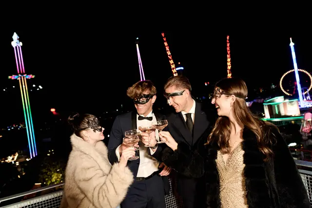 Der Wiener Praterball verbindet die geheimnisvolle Atmosphäre eines Maskenballs mit dem typischen Prater-Flair. | Foto: Chiara Milo