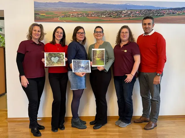 Gesunde Gemeinde Mitglied Nina Jappel-Wildeis, Chiara Jappel, Elisabeth Grabner, Renate Pospischil, Gesunde Gemeinde Mitglied Marina Brandner und Bürgermeister Thomas Kraushofer bei der Siegerehrung im Gemeindeamt. 
