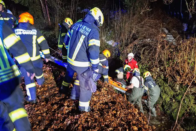 Die gestürzte Person wurde von den Goiserer Einsatzkräften aus dem Bachbett geborgen. | Foto: FF Bad Goisern