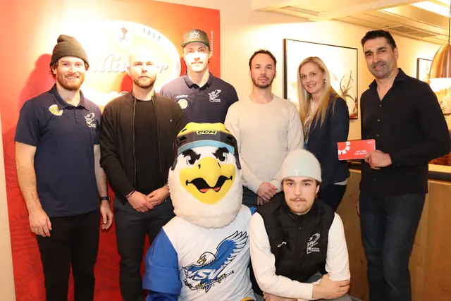 Die Spieler und Co-Trainer Marco Pewal mit Maskottchen "Vili" und Gert Prohaska. Mit dabei war auch Villach Bier als Partner der Veranstaltung. | Foto: MeinBezirk/Chiara Kresse
