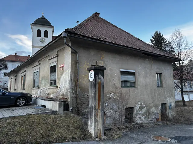 Auch dieses Gebäude wird saniert und in ein Café verwandelt.  | Foto: MeinBezirk/Julia Gerold