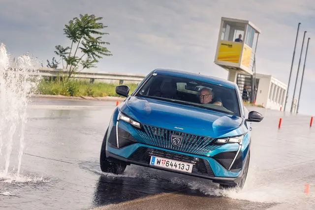 Praxisübungen auf dem Übungsgelände: Notbremsungen, Ausweichen und Kurvenfahrten werden in kleinen Gruppen trainiert. | Foto: ÖAMTC