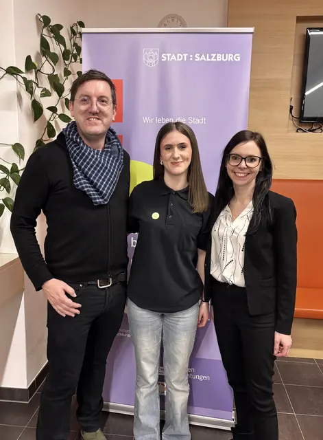 Lange Nacht der Lehre im Seniorenwohnhaus Lehen: v.l.: Thomas Thöny (Hausleiter im SWH Lehen), Ramona Brunner (Pflegelehrling im SWH Lehen), Christina Kriechhammer (Pflegedienstleiterin im SWH Lehen) | Foto: Stadt Salzburg/Nadine Winkler