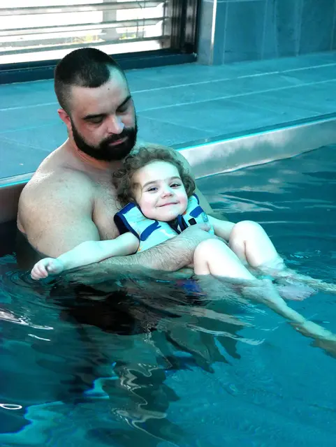 Das Therapiezentrum Pro Bios in Bratislava besuchen Daniela und Mama Jasmin Mühlböck gerade regelmäßig. Die Therapeuten machen Hoffnung, dass Daniela laufen wird können. | Foto: Pro Bios
