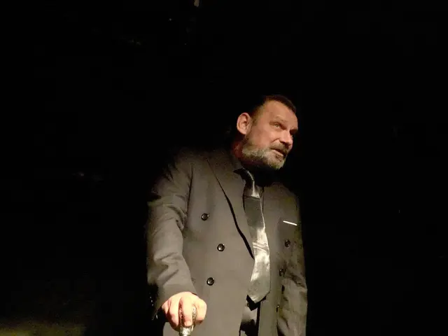 Werner Halbedl - großartig als besessener "Guter Gott von Manhatten", der für seine Vorstellung von Moral über Leichen geht.