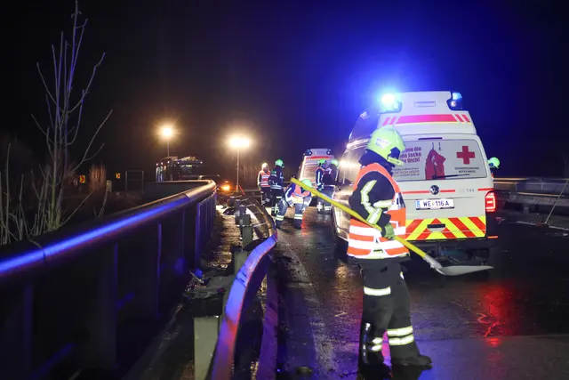Ein 20-jähriger Lenker kracht nach einem Überholmanöver mit seinem Pkw gegen die Leitschiene über die A8.