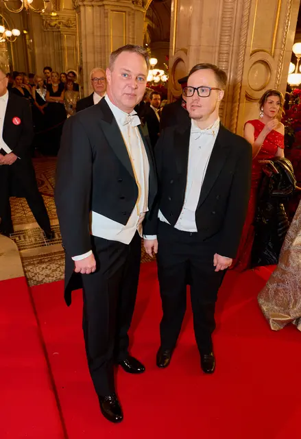 Vizekanzler und Bundesminister Andreas Babler (SPÖ, l.) mit seinem Opernball-Gast Max Minichmayr. | Foto: APA-Images / Starpix