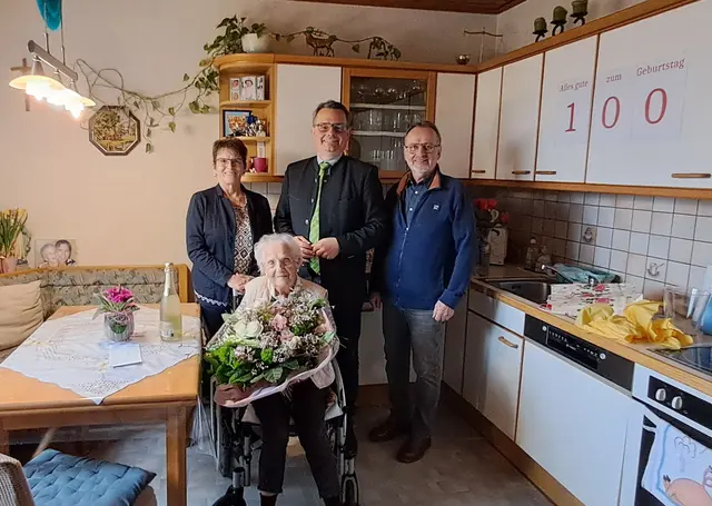 Auch Bürgermeister Peter Hießberger, Vorsitzender des Wölblinger Pensionistenverbands Gottfried Krammel und Stellvertreterin Irmgard Schlager überbrachten die herzlichsten Glückwünsche. | Foto: Gemeinde Wölbling