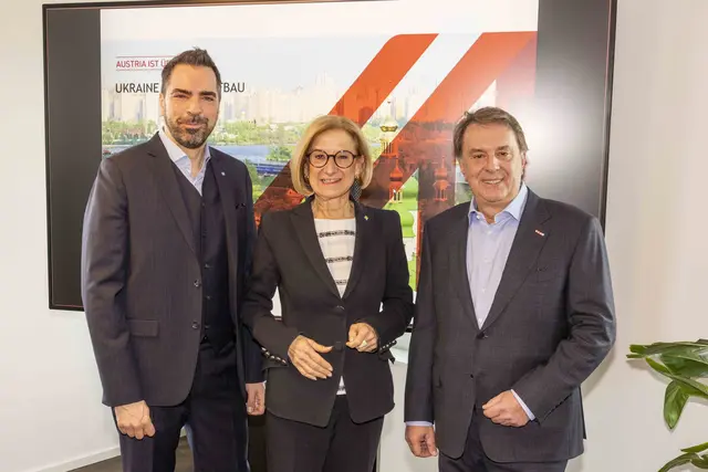 Industriellenvereinigung-NÖ-Präsident Kari Ochsner, Landeshauptfrau Johanna Mikl-Leitner und Wirtschaftskammer-NÖ-Präsident Wolfgang Ecker. | Foto: Michaela Pichler