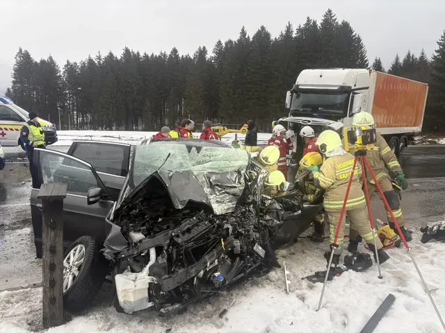 Der 51-jährige Pkw-Lenker aus Nordrhein-Westfalen war am Nachmittag auf der B311 unterwegs, als es zu dem folgenschweren Zusammenstoß kam. | Foto: Feuerwehr Saalfelden