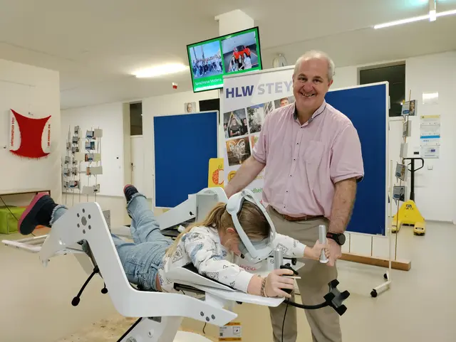 Wie mit dem ICAROS-Trainer Digitalisierung im Gesundheitswesen eingesetzt wird, konnten die Kinder bei CoderDojo Steyr in der HLW selbst erleben.  | Foto: TIC Steyr I CoderDojo Steyr