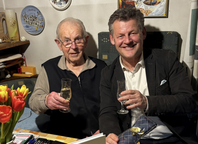 Bürgermeister Christian Scheider gratulierte dem 101-jährigen Jubilar Hubert Pippan und wünschte alles Gute sowie viel Gesundheit für das kommende Lebensjahr. | Foto: Büro Bürgermeister