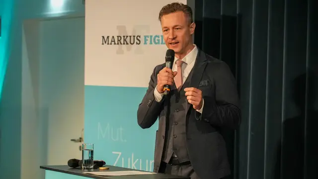 Auch der ehemalige ÖVP-Finanzminister Gernot Blümel hielt eine Laudatio auf Markus Figl. | Foto: Andreas Pölzl/MeinBezirk