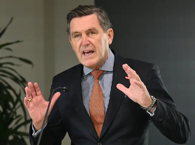 "Die jüngsten Übergriffe auf Beschäftigte im Eisenbahnverkehr machen betroffen und sind in keiner Form zu akzeptieren", heißt es wiederum von Verkehrsminister Peter Hanke (SPÖ) auf MeinBezirk-Anfrage. (Archiv) | Foto: APA-Images / APA / HELMUT FOHRINGER