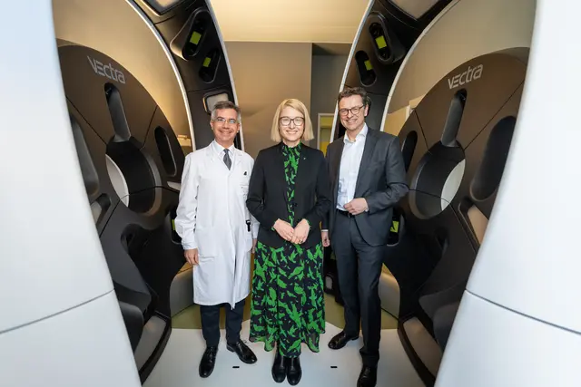 Von links: Wolfram Hötzenecker, LH-Stv.in Christine Haberlander und Geschäftsführer Franz Harnoncourt im neuen 3D-Scanner. | Foto: Kepler Universitätsklinikum