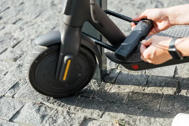 Dank eines im gestohlenen Scooter verbauten Apple-AirTags habe der Standort verfolgt und ein Tatverdächtiger ausfindig gemacht werden können. (Symbolfoto) | Foto: stock.adobe.com/at/Oleksandr Kozak 