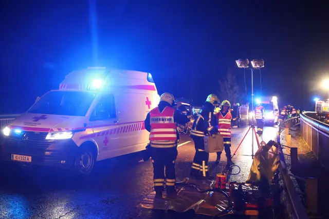 Ein 20-jähriger Lenker kracht nach einem Überholmanöver mit seinem Pkw gegen die Leitschiene über die A8.