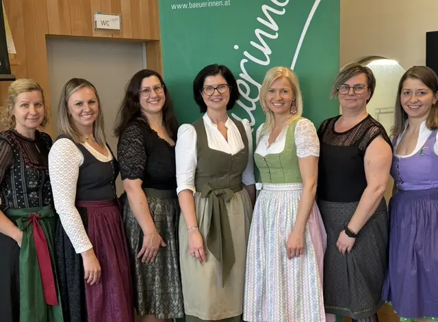 Ursula Reiter (4. v. l.) wurde zur Bezirksbäuerin gewählt und Nicole Karner (5. v. l.) einstimmig zu ihrer Stellvertreterin.  | Foto: Andrea Windhaber