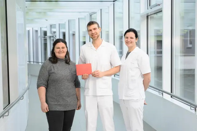 Andrea Rossmaier (Regionalkoordinatorin Braunau der Caritas Oberösterreich), Maximilian Weitenhillinger (Sozialarbeit, Klinik für Psychische Gesundheit), und Primaria Doris Kogler (Leiterin der Klinik für Psychische Gesundheit). | Foto: Krankenhaus Braunau