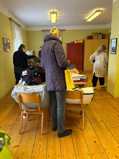 Bei der Premiere der Kleiderschenkerei im KPÖ-Haus kamen viele Gäste. | Foto: Wagner