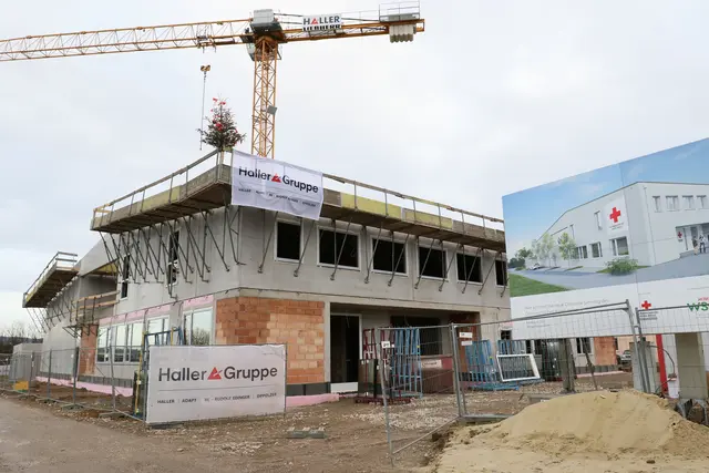 Derzeit liegt das Neubauvorhaben des Roten Kreuzes voll im Zeitplan. Nach der Dachgleiche haben bereits die ersten Installationsarbeiten begonnen. | Foto: OÖRK Stephan Schönberger