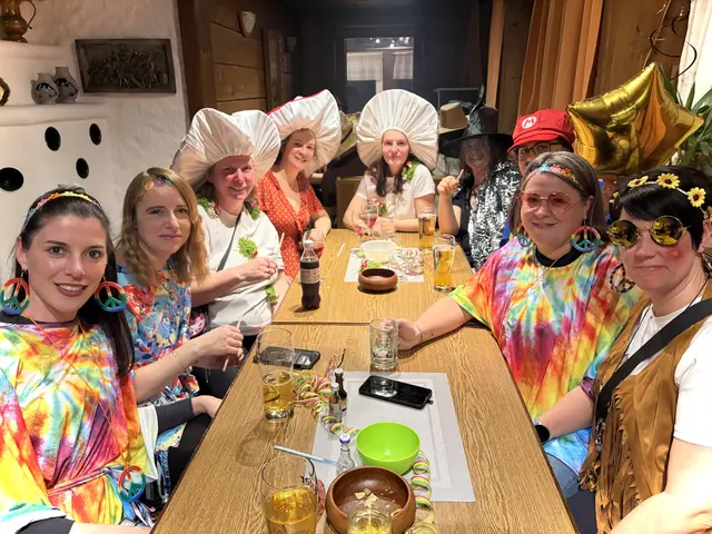 Viele Frauen trafen sich beim "Burgler". Mit kreativen und originellen Kostümen feierten sie ausgelassen. | Foto: Kathrin Kuen