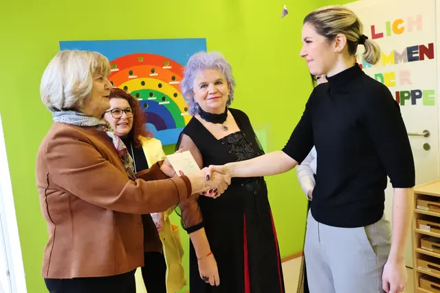 Ursula Rauch weiß als ehemalige Kindergartenleiterin, wie wichtig pädagogisch wertvolles Spielzeug für das Heranwachsen der Jüngsten ist. Das Wohl von Kindern ist Rauch, Sandra Goldberg und Michaela Geiger eine Herzenssache. Mit den Gugelhupfsonntagen in Kalsdorf finanzieren die Ehrenamtlichen der Volkshilfe Kinderprojekte.  | Foto: Edith Ertl