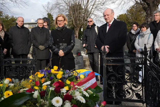 Kranzniederlegung am Grab von Siegfried Ludwig in Perchtoldsdorf. Der ehemalige Landeshauptmann hätte heute seinen 100. Geburtstag gefeiert. Johanna Mikl-Leitner und Erwin Pröll gedenken seiner. | Foto: VPNÖ
