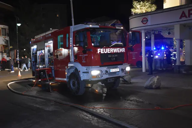 Einsatzkräfte der Feuerwehr löschen den Brand in der Kellerbar eines Hotels in Gerlos und belüften anschließend die verrauchten Räumlichkeiten. | Foto: zoom.tirol