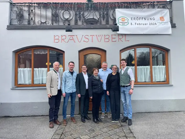 Stadtrat Andreas Klos, Stadtrat Peter Sperl, Bürgermeister Albert Pitterle Stadträtin Anita Zehetmayer, Vizebürgermeister Thomas Farnberger, Bettina Mayerhofer und Stefan Kotas vom Bräuhaus bei der Eröffnung des Bräuhauses in Hainfeld | Foto: Verena Kotas