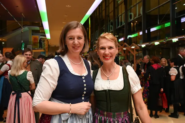 Auch zu Gast beim steirischen Ballereignis des Jahres: Staatssekretärin Barbara Eibinger-Miedl und Kathrin Jauk (r.) | Foto: MeinBezirk/Alois Lipp