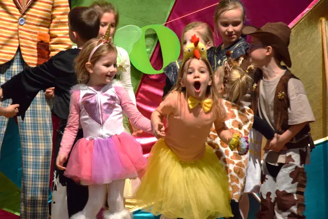 Beim Kindermaskenball Niklasdorf wurde wurde gemeinsam getanzt, um die Wette gelacht und bei den Zaubertricks staunend mitgefiebert.  | Foto: Bianca Aschbacher