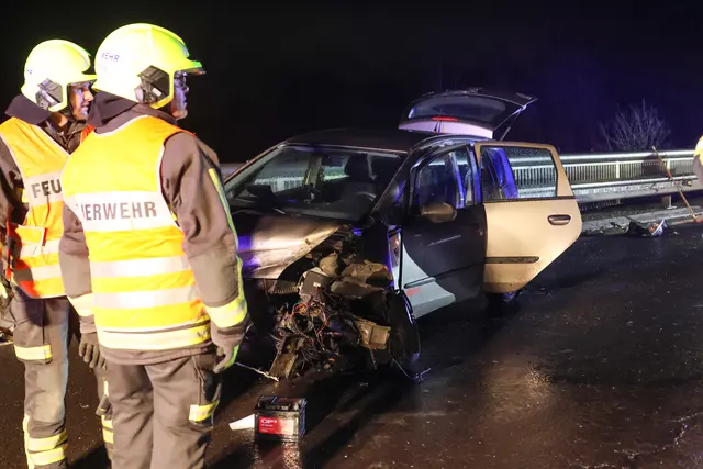 Ein 20-jähriger Lenker kracht nach einem Überholmanöver mit seinem Pkw gegen die Leitschiene über die A8.