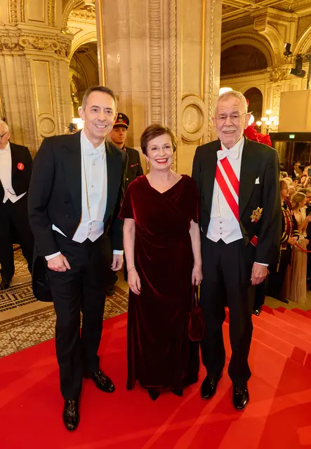 Staatsoperndirektor Bogdan Roščić mit Bundespräsident Alexander van der Bellen und seiner Ehefrau Doris Schmidauer. | Foto: APA-Images / Starpix