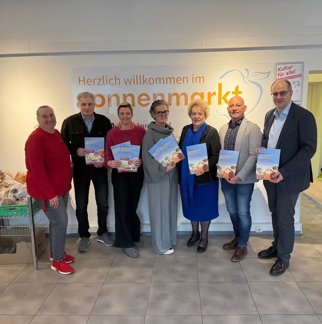 Besuch im Sonnenmarkt: Marktleiterin Sylvia Hajszan, Günter Valika (Schulleiter der Polytechnischen Schule Oberwart), Viktoria Bogad (Hortpädagogin der Bildungsanstalt für Elementarpädagogik), Christina Frotschnig (Direktorin der Volksschule Oberwart), Präsidentin der Volkshilfe Burgenland Verena Dunst, Hans-Peter Wolf (Direktor der Europäischen Mittelschule Oberwart) und Andreas Lonyai (Direktor des Bundesschulclusters Oberwart)
 | Foto: Volkshilfe Burgenland