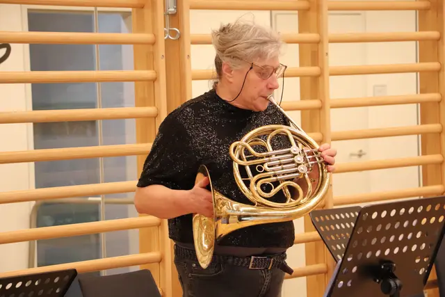 Wilma Winter ist die gute Schulfee an der VS Gratkorn. Die Gratkornerin ist Schulwartin, hilft bei der Lernbetreuung, drückt bei Prüfungen die Daumen, hilft Verlorenes zu finden und trocknet schon auch mal die Tränen der Jüngsten, wenn es gerade nicht so gut läuft.  | Foto: Edith Ertl