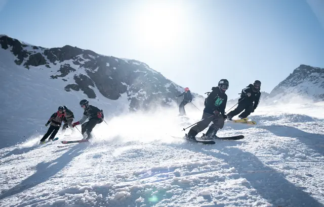Praxisnahes Training: Gemeinsam mit Berg- und Skiführern sowie erfahrenen Freeridern sammeln die Teilnehmenden erste Erfahrungen abseits der Piste. | Foto: Flat Sucks