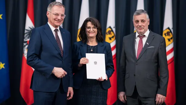 Von links: Landeshauptmann Thomas Stelzer, Elisabeth Reisinger und Bildungsdirektor Alfred Klampfer. | Foto: Land OÖ